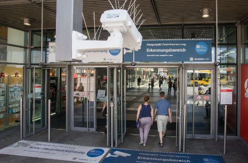 Mit Gesichtserkennung oder ohne? Noch haben die Passanten beim Modellversuch am Berliner Bahnhof Südkreuz die Wahl. Foto: dpa