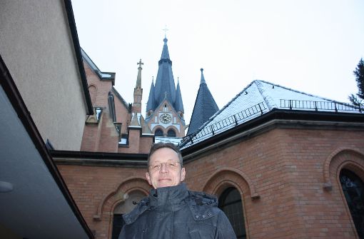 Pfarrer Ulrich Dreesman vor der Lutherkirche, einer von drei Kirchen im Stadtteil. Foto: Annina Baur