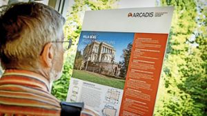 Ein Bürger informiert sich in einer Ausstellung über die Villa und die Vorbedingungen für die künftige Nutzung. Foto: LG/Piechowski