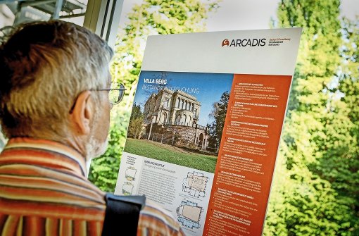 Ein Bürger informiert sich in einer Ausstellung über die Villa und die Vorbedingungen für die künftige Nutzung. Foto: LG/Piechowski