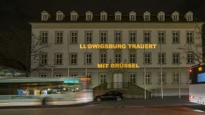 Mit einer Lichtinstallation bekundet Ludwigsburg sein Mitgefühl. Foto: factum-Weise