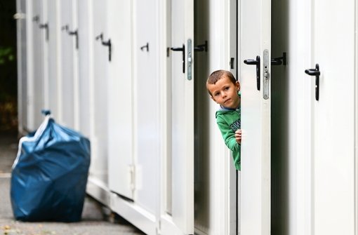 Wer bleiben darf, soll möglichst schnell die deutsche Sprache lernen: Flüchtlingskind in einem Wohncontainer Foto: dpa