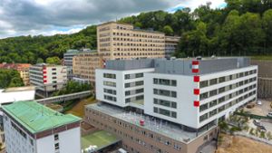 Schwieriger Standort: Das Diak-Gelände in Schwäbisch Hall mit dem neuen Bettenhaus (rechts) und der neuen Kinderklinik (links); das Diak-Hochhaus (Mitte) soll abgerissen werden. Foto: Arslan