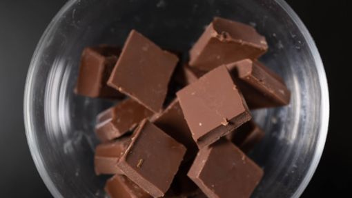 Die hohen Preissteigerungen beim Import von Kakao dürften sich auch auf die Erzeugerpreise für hierzulande hergestellte Schokolade auswirken. Foto: Hendrik Schmidt/dpa