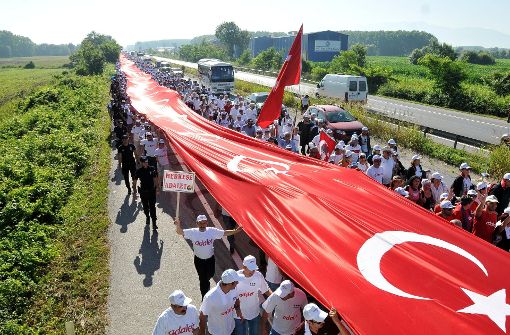 Inzwischen protestieren in der Türkei viele Tausend Menschen mit einem Marsch gegen den Präsidenten  Erdogan. Foto: dpa