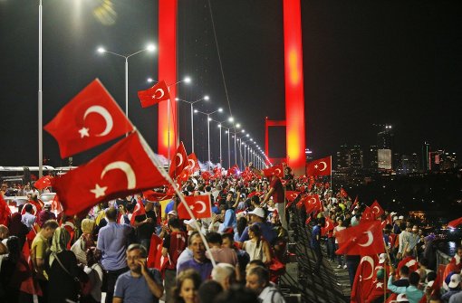 Die Anhänger Erdogans feiern den Sieg der Regierung. Mit den Putschteilnehmern kennen sie keine Gnade. Foto: AP