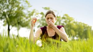 Wer auf Pollen allergisch reagiert, hat in diesen Wochen viel zu leiden. Die Übeltäter im Hintergrund sind offenbar immer öfter bestimmte Baumarten. Foto: Imago/Shotshop/luna
