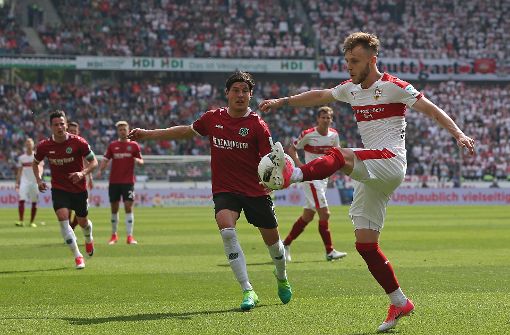 Es sollte nicht sein: Der VfB Stuttgart mit Alexandru Maxim (rechts) hat mit 0:1 in Hannover verloren. Foto: Pressefoto Baumann