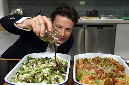 Jamie Oliver in seinem Element. Der star-Koch will in München ein Restaurant eröffnen. (Archivfoto) Foto: dpa