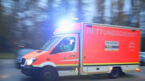 Der Rettungsdienst brachte den Verletzten in eine Klinik. (Symbolfoto) Foto: IMAGO/Maximilian Koch/IMAGO/Maximilian Koch