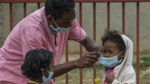 Die Menschen in Madagskar schützen sich vor dem Pestbakterium: Laut der Weltgesundheitsorganisation WHO starben seit August 24 Menschen an der Pest; 131 infizierten sich. Foto: AP