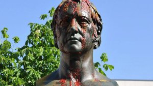 Wieder eine geschmacklose Aktion gegen zugezogene Schwaben in Berlin: Unbekannte haben das Hegel-Denkmal in Mitte in der Nacht zum Montag mit Currywurst beschmiert. Die Initiative „Schwaben ausbürgern“ brüstete sich im Internet mit der Tat. Foto: dpa
