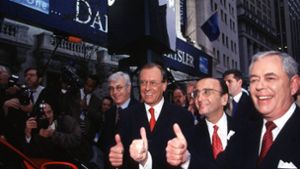 Nach der Übernahme von Chrysler 1998 waren Daimler-Chef Jürgen Schrempp (2.v.l.) und Chrysler-Chef Bob Eaton (re.) voller Euphorie. Das Projekt scheiterte dramatisch. Foto: imago / Sven Simon