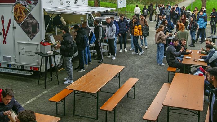 Esslinger Studenten essen jetzt  unter freiem Himmel