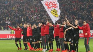 Der VfB tanzt vor Freude: Nach dem 2:1-Sieg über Borussia Dortmund feiern die Stuttgarter Spieler vor ihrer Fankurve. Foto: Baumann