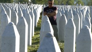 Am 11. Juli 1995 und den folgenden Tagen hatten serbisches Militär und Paramilitär über 8000 muslimische Jungen und Männer ermordet und in Massengräbern verscharrt. Foto: EPA