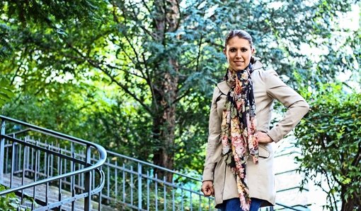 Schlichte Kleidung, die sich kombinieren und mit bunten Accessoires aufpeppen lässt: So geht Mode im Büro, sagt Nadine Steinhübel. Foto:  