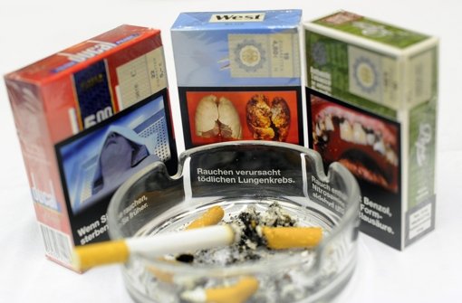 Weniger Lust auf einen Glimmstengel erhofft sich die Politik durch die abschreckenden Fotos auf den Zigarettenpackungen. Foto: dpa