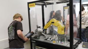 Während des „Tags der Ausbildung“ können Schülerinnen und Schüler die Roboter selbst steuern. Foto: /Ines Rudel