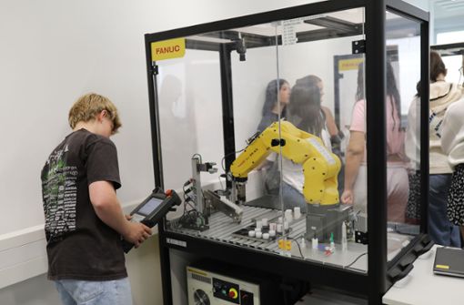 Während des „Tags der Ausbildung“ können Schülerinnen und Schüler die Roboter selbst steuern. Foto: /Ines Rudel