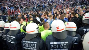 Das Polizeiaufgebot in Karlsruhe dürfte beim Spiel des KSC gegen den VfB Stuttgart noch größer werden, als hier beim Spiel gegen den HSV. Foto: dpa