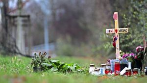 Ein Kreuz, Blumen und Kerzen erinnern in Eglosheim an Nadine Ertugrul. Foto: factum/Granville
