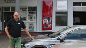 Autohaubesitzer Roger Schäufele will gegen das Fahrverbot klagen, das vielen seiner Kunden die Fahrt zu seiner Werkstatt unmöglich macht Foto: StN