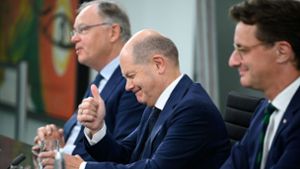 Kanzler Scholz mit den Ministerpräsidenten Weil (l.) und Wüst (r.) : Nicht nur beim Thema Migration werden harte Verhandlungen erwartet Foto: dpa/Bernd von Jutrczenka