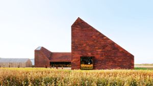 Warmes Rot passt zu Himmelblau: In Dänemark steht das „Kornets Hus“ von Reiulf Ramstad Architekten. Foto: Verlag Gestalten Brick by Brick/Reiulf Ramstad Arkitekter