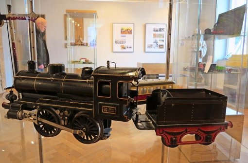 Die Besucher finden Gefallen an der Eisenbahn-Ausstellung: Mit einem Teil der Exponate kann man auch gleich spielen. Foto: Leibfritz