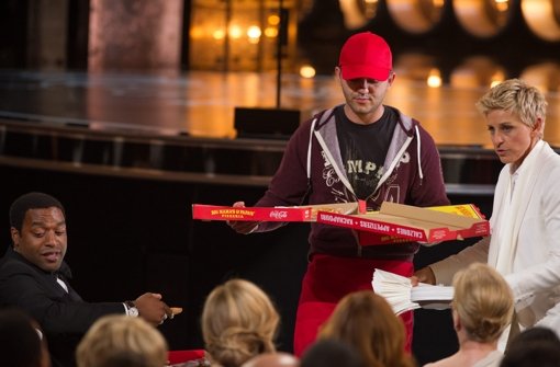 Ein Stück Pizza kann man nicht nur vor dem Fernseher genießen - auch in der Oscar-Live-Show griffen die Hollywoodstars zu. Foto: dpa