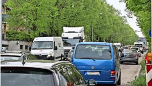 Die Schwieberdinger Straße ist eine der Hauptverkehrsachsen in Ludwigsburg – und chronisch überlastet. Viele Lastwagen werden künftig die Umfahrung nutzen. Foto: factum/Archiv