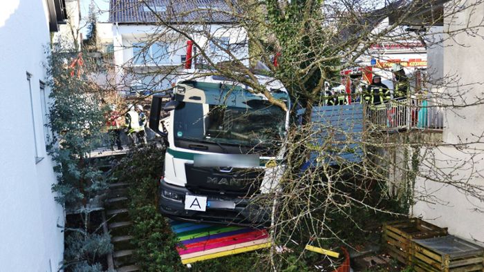 Vorfall in Kirchberg an der Murr: Führerloser Muldenkipper rollt auf Böschung