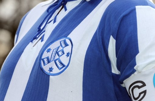 Das blau-weiße Kickers-Trikot streift sich Ikeng ab sofort über. Foto: Pressefoto Baumann