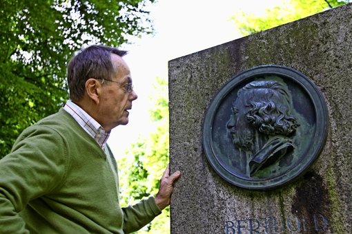 Rainer Redies betrachtet das Medaillon, auf dem Berthold Auerbach abgebildet ist. Foto: Eva-Maria Bast