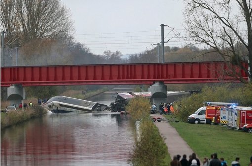 Ein französischer Schnellzug (TGV, Symbolbild)) ist in Frankreich in der Nähe von Straßburg von einer Brücke in einen Fluss gestürzt. Dabei kamen offenbar mehrere Menschen ums Leben. Foto: LALSACE / MAXPPP