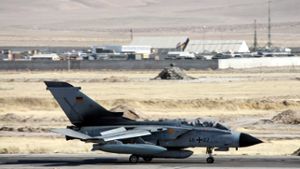 Bald über Syrien im Einsatz? – Ein Aufklärungs-Tornado der Bundeswehr, hier auf dem Flugfeld des afghanischen Masar-i-Scharif. Foto: dpa