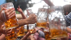 Im schlechtesten Fall bekommt der Wiesn-Besucher nur 0,77 Liter Bier in seinen Maßkrug geschenkt. Foto: dpa