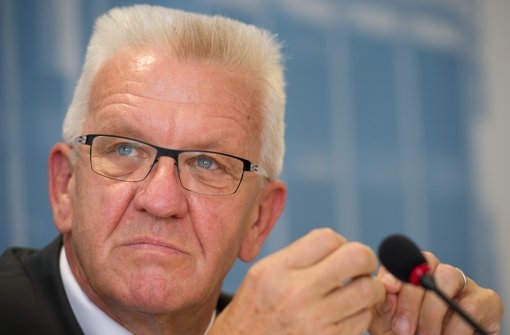 Winfried Kretschmann hat 2011 Thomas Halder direkt in den Ruhestand versetzt. Dieser verklagt nun das Land Baden-Württemberg. Foto: dpa