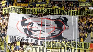 Das Fadenkreuz mit dem Konterfei des Hoffenheimer Mäzens war Grund der Beobachtung der BVB-Fans. Foto: Pressefoto Baumann