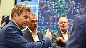 Robert Habeck im Allerheiligsten der Stromversorgung, der Hauptschaltleitung von Transnet BW in Wendlingen. Foto: EnBW