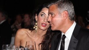 Ein verliebtes Paar in Florenz: George Clooney mit seiner Verlobten Amal Alamuddin bei der Benfiz-Gala Celebrity Fight Night. Foto: Getty Images Europe