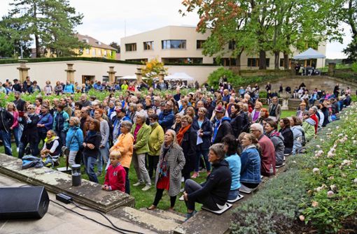 Alte und junge Besucher singen gemeinsam im Park der Villa Reitzenstein in Stuttgart. Foto: Lichtgut/Julia Schramm