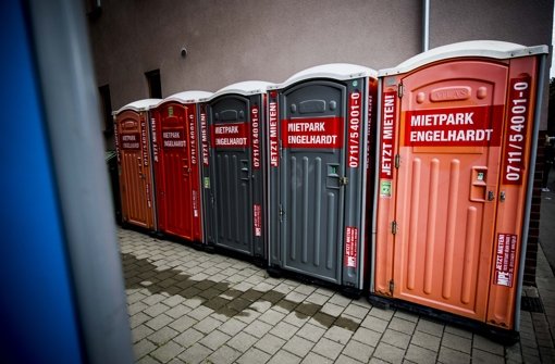 Seit dem gestrigen Donnerstag stehen für die Mieter der GWG in der Poststraße fünf Dixi-Toiletten zur Verfügung Foto: Lichtgut/Max Kovalenko