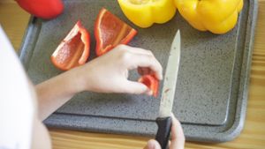 Kochen will gelernt sein, der Umgang mit dem Messer sowieso. Foto: Lichtgut/Leif Piechowski