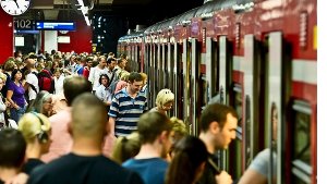 Die Fahrgäste stehen schlange bei den S-Bahnen Foto: Max Kovalenko