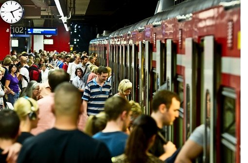 Die Fahrgäste stehen schlange bei den S-Bahnen Foto: Max Kovalenko