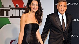 Hollywood-Star George Clooney hat am vergangenen Sonntag auf der Celebrity Fight Night in Florenz seine Verlobte Amal Alamuddin präsentiert. Händchen haltend und mit einem breiten Grinsen im Gesicht schlenderte das Paar über den roten Teppich.  Foto: dpa