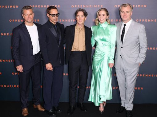 Matt Damon, Robert Downey Jr, Cillian Murphy, Emily Blunt und Christopher Nolan (v.l.) in Paris. Foto: imago images/ABACAPRESS
