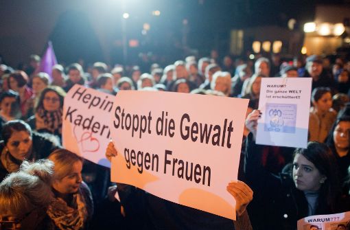 Nachdem ein Mann eine junge Frau in Hameln mit einem Seil an die Anhängerkupplung eines Autos gebunden hat, haben Menschen im vergangenen Jahr eine Mahnwache abgehalten. Foto: dpa